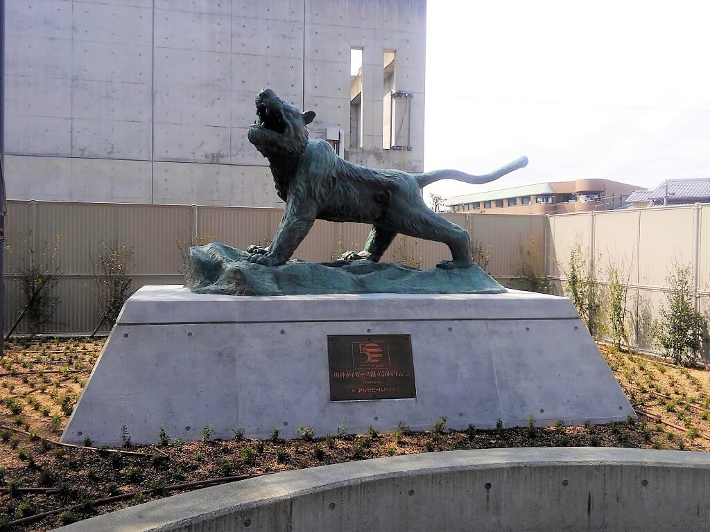 ミズノスクエアの虎の銅像