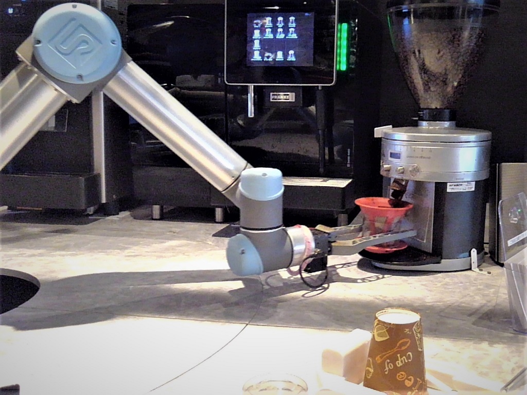 コーヒー豆を入れるロボット