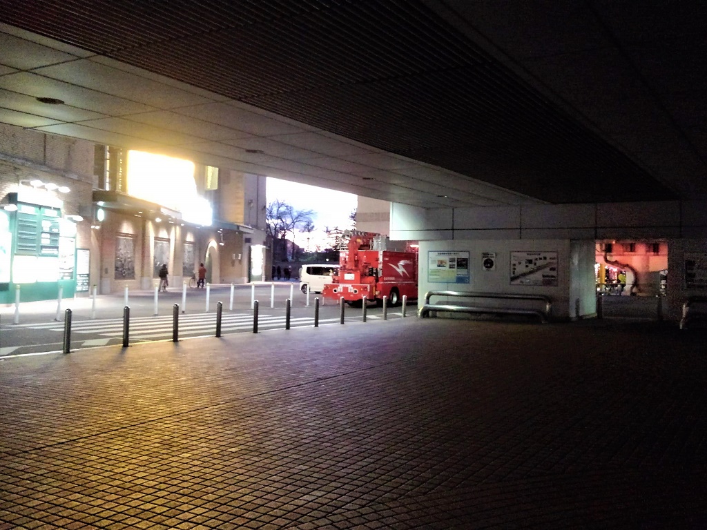 西宮市 甲子園火事続報 18時30分の時点で 国道43号線西行き側道は依然通行止めです 号外net 西宮市 芦屋市