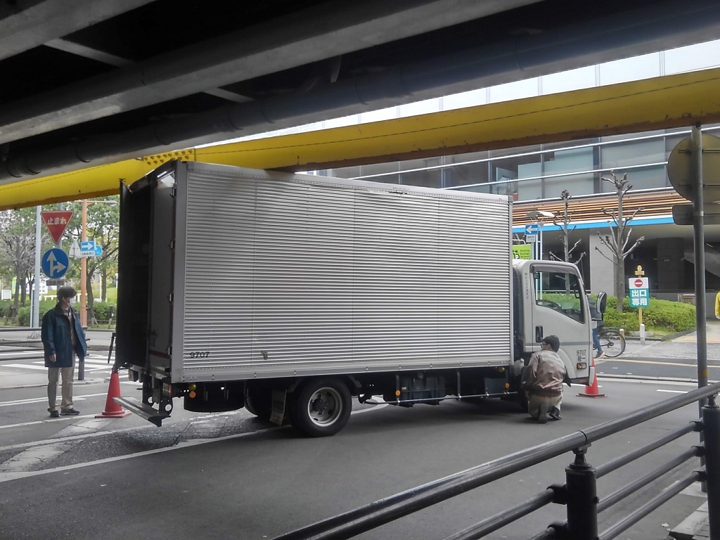 西宮市 阪神甲子園球場前の国道43号線陸橋下で トラックがガードに接触する事故が発生しています 通行にはお気をつけください 号外net 西宮市 芦屋市