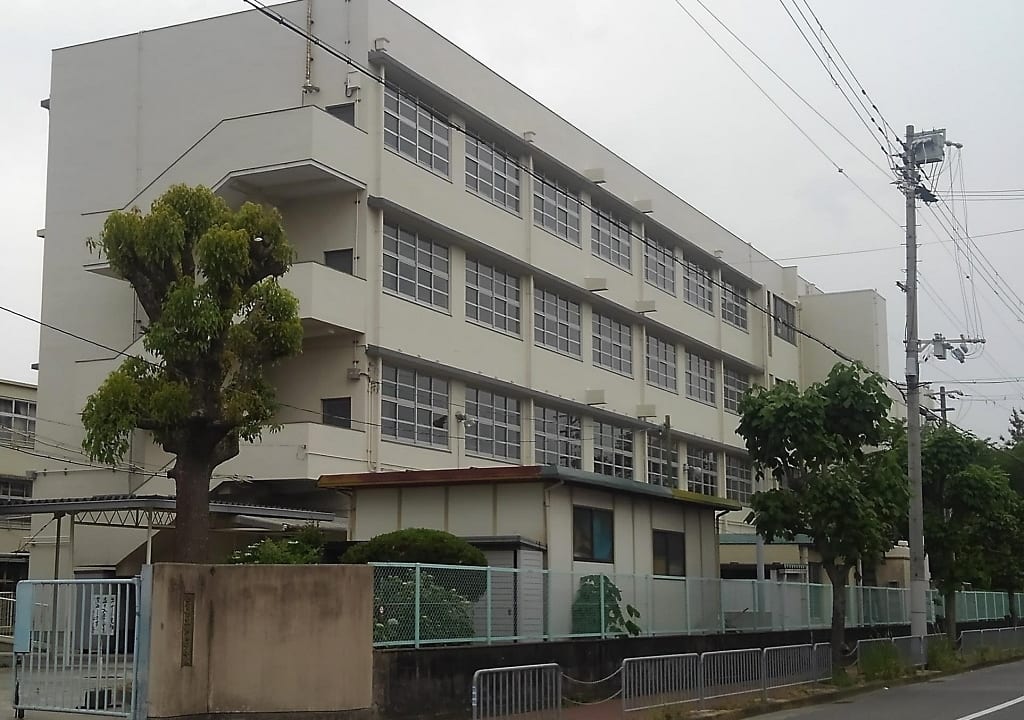 鳴尾中学校