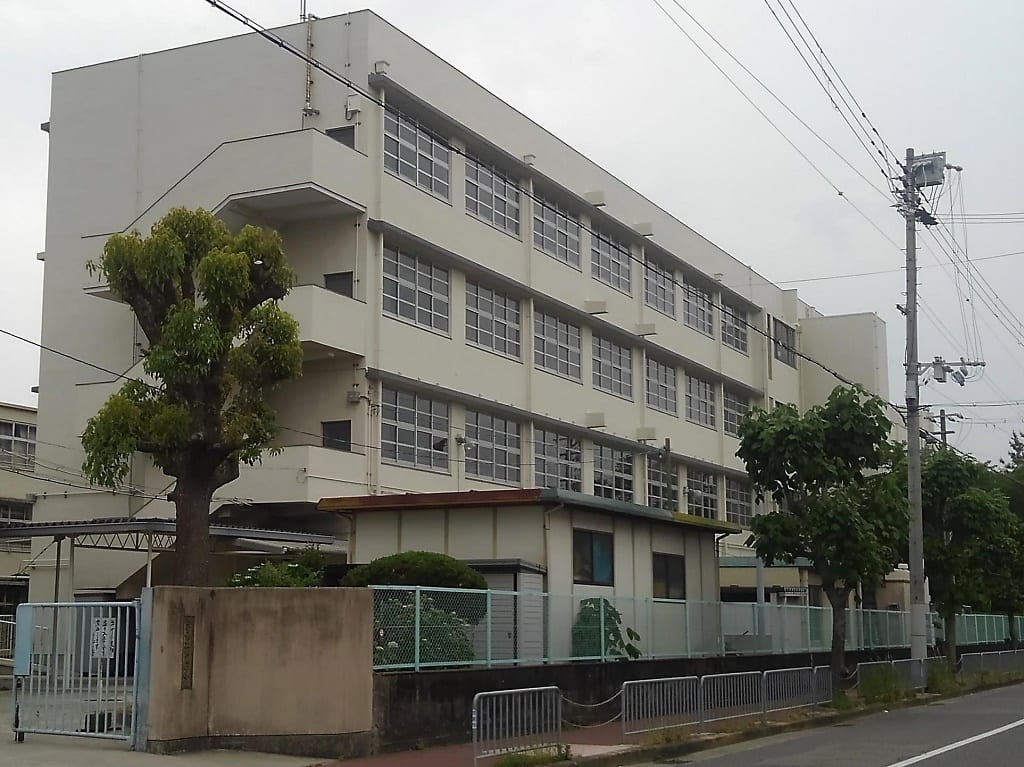 鳴尾中学校