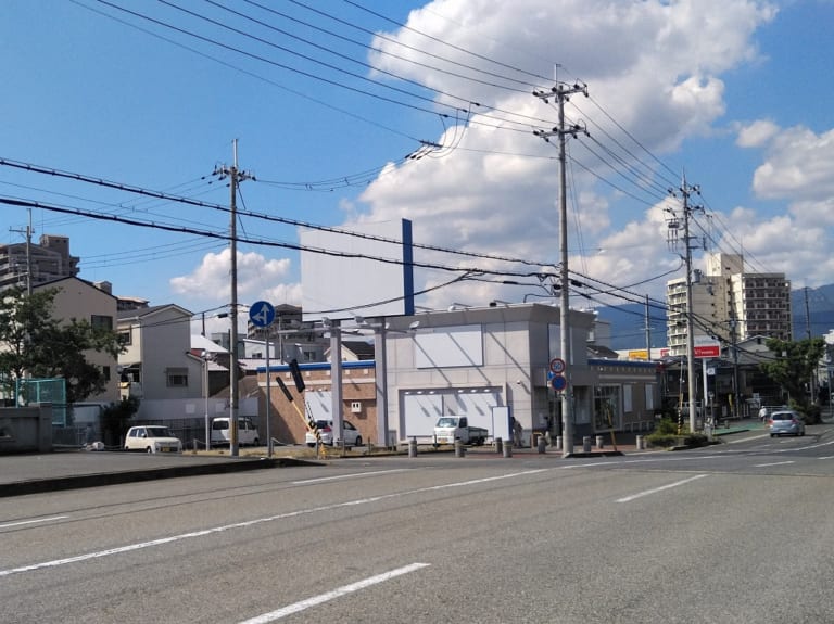 真っ白な建物と看板