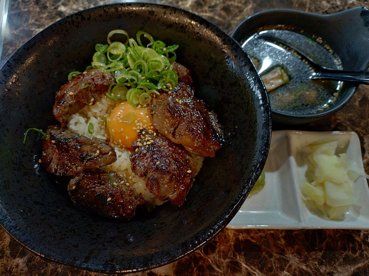 ハラミ丼とスープ