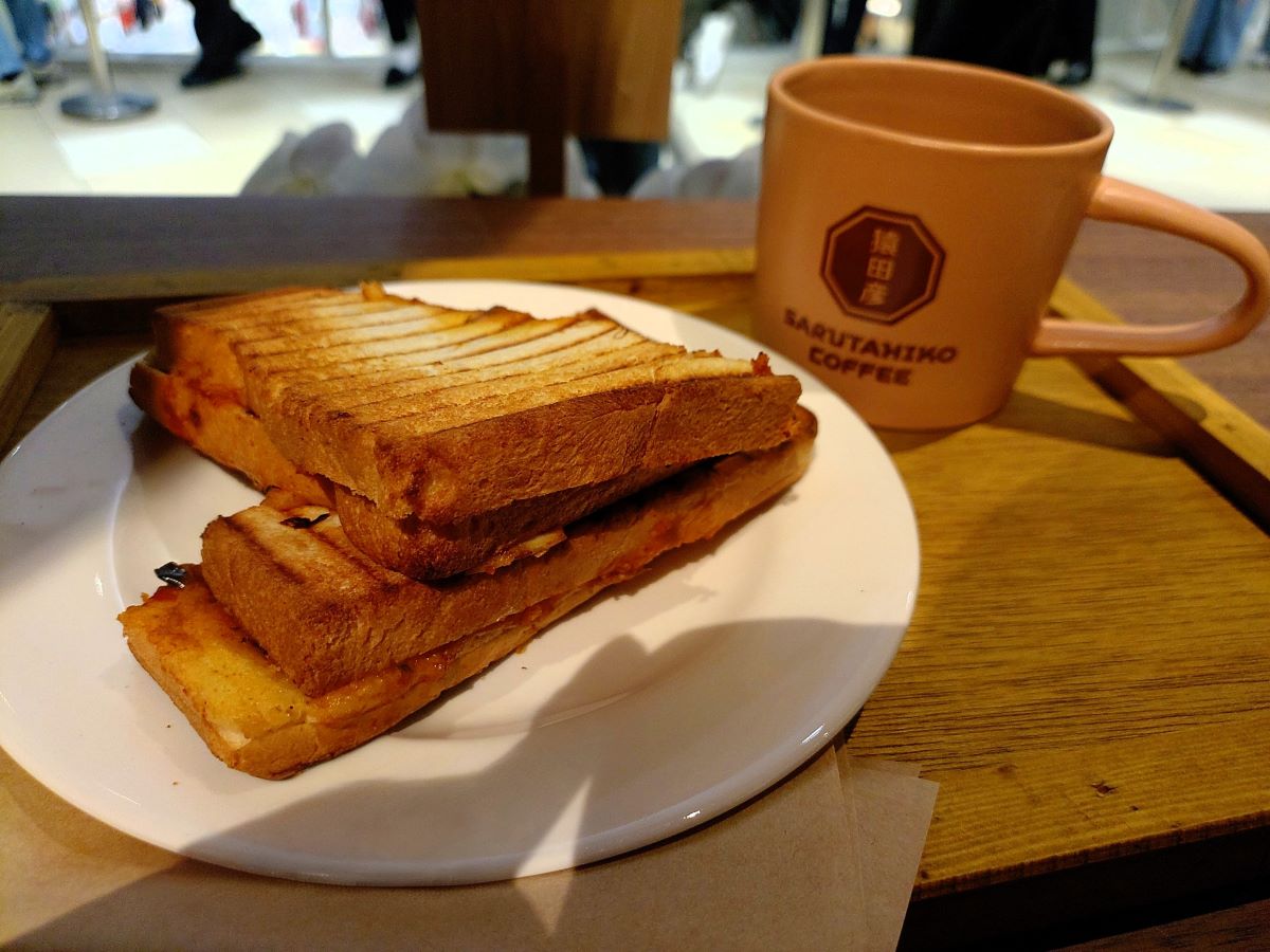 コーヒーとホットサンド